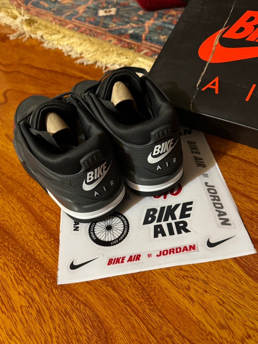 我妹买了双鞋子，一看写的是bike，我以为她买到假鞋了，结果一搜发现是联名款，她