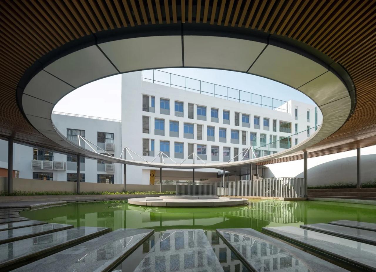 🔮深圳宝藏校园！环形建筑的艺术暴击
🌳在深圳城中村发现一座 “书山” 校园，