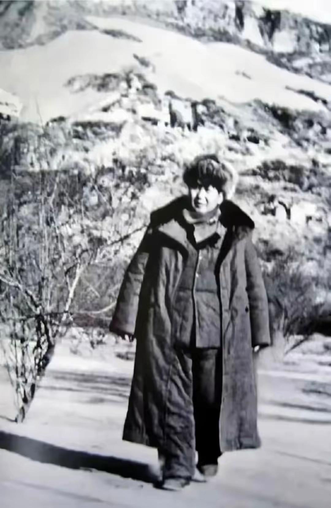 1942年的延安，真的快要揭不开锅了。队伍要吃饭，伤员要买药，边区要运转，哪一样