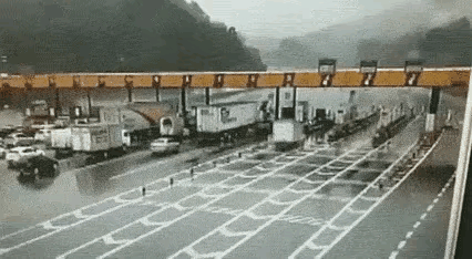 这哥们真犟！过个收费站，竟然把人家横梁给拆了，这一下会不会把一辆铲车都赔进去？