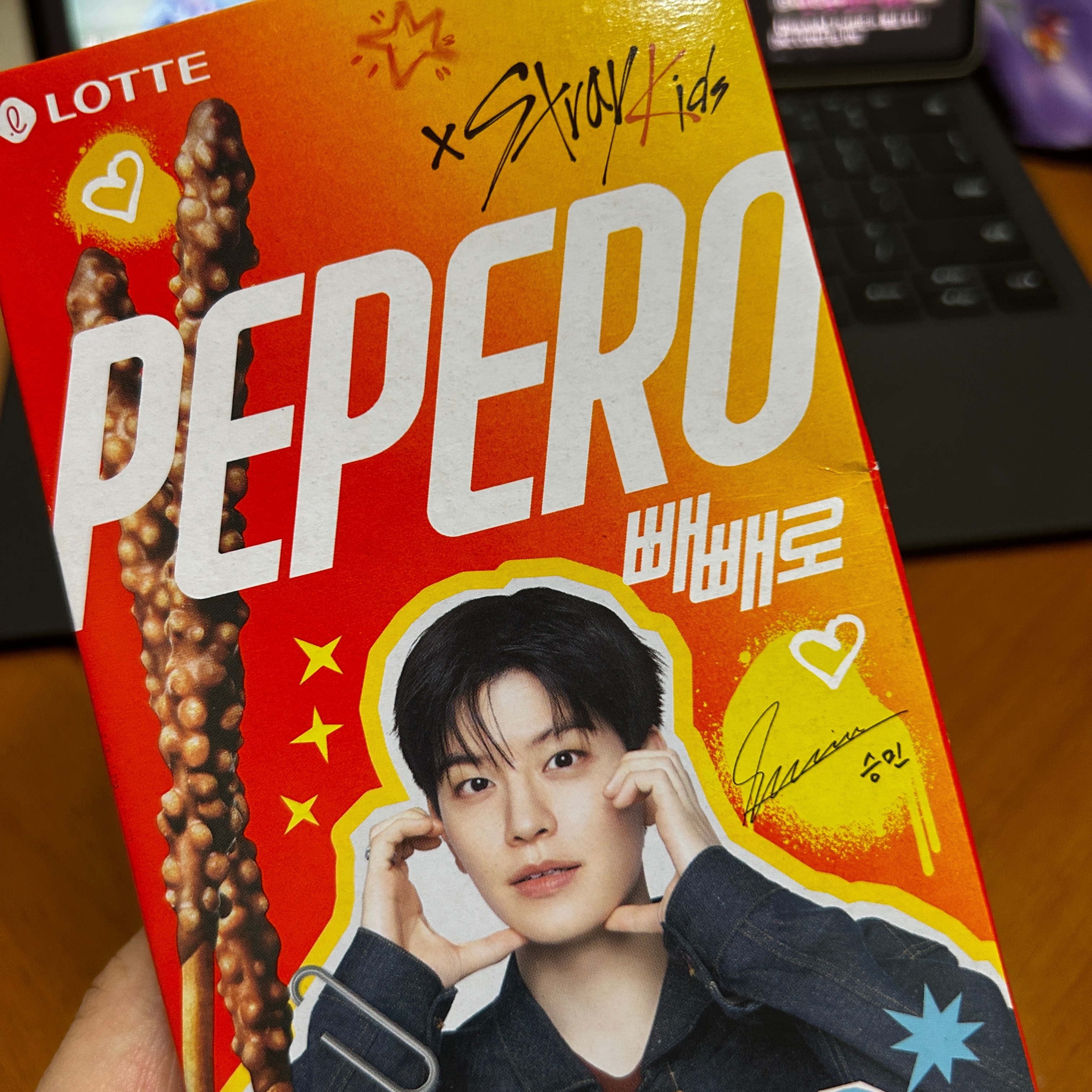 哦对 在711把店里最后一盒昇玟封的빼빼로买走了😋 