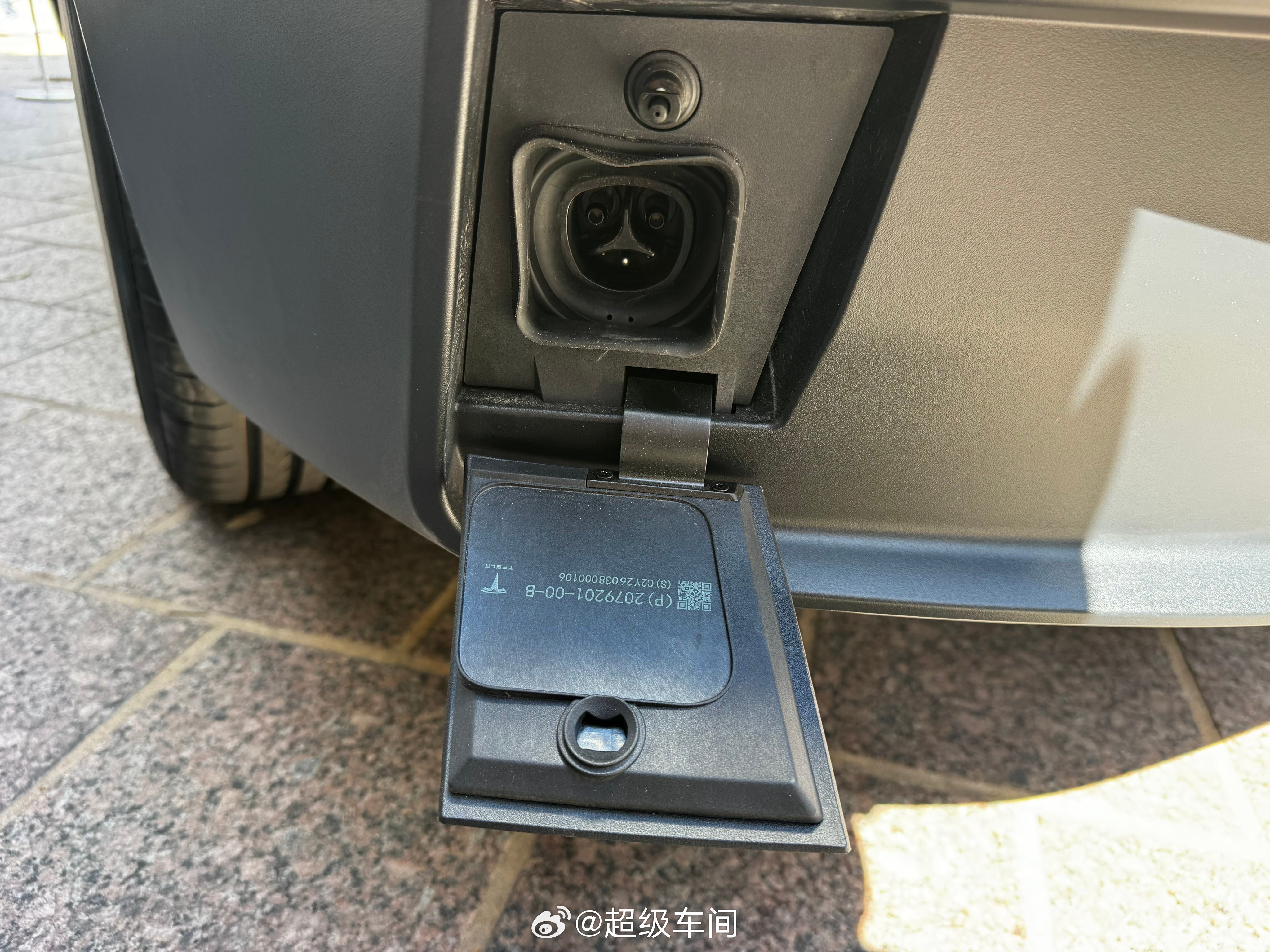 特斯拉更新了Cybercab充电端口（第一张图为最新版本），使其更接近大规模生产