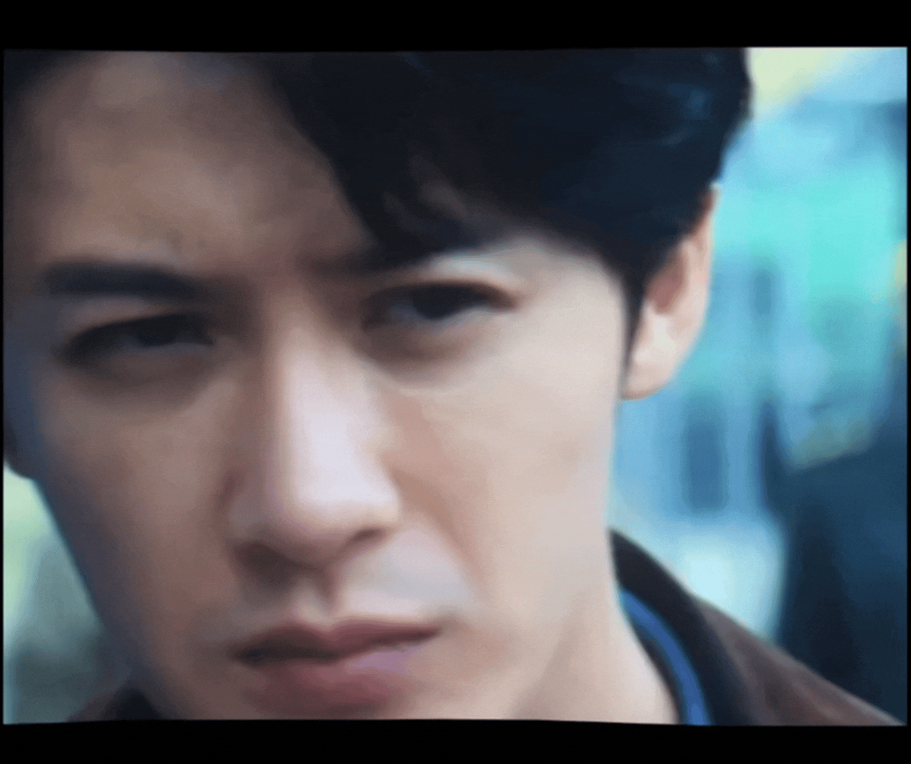这对比[笑cry] 镜头一转 万梓强帅的眼前一亮 ​​​朱一龙电影空枪 · 朱一