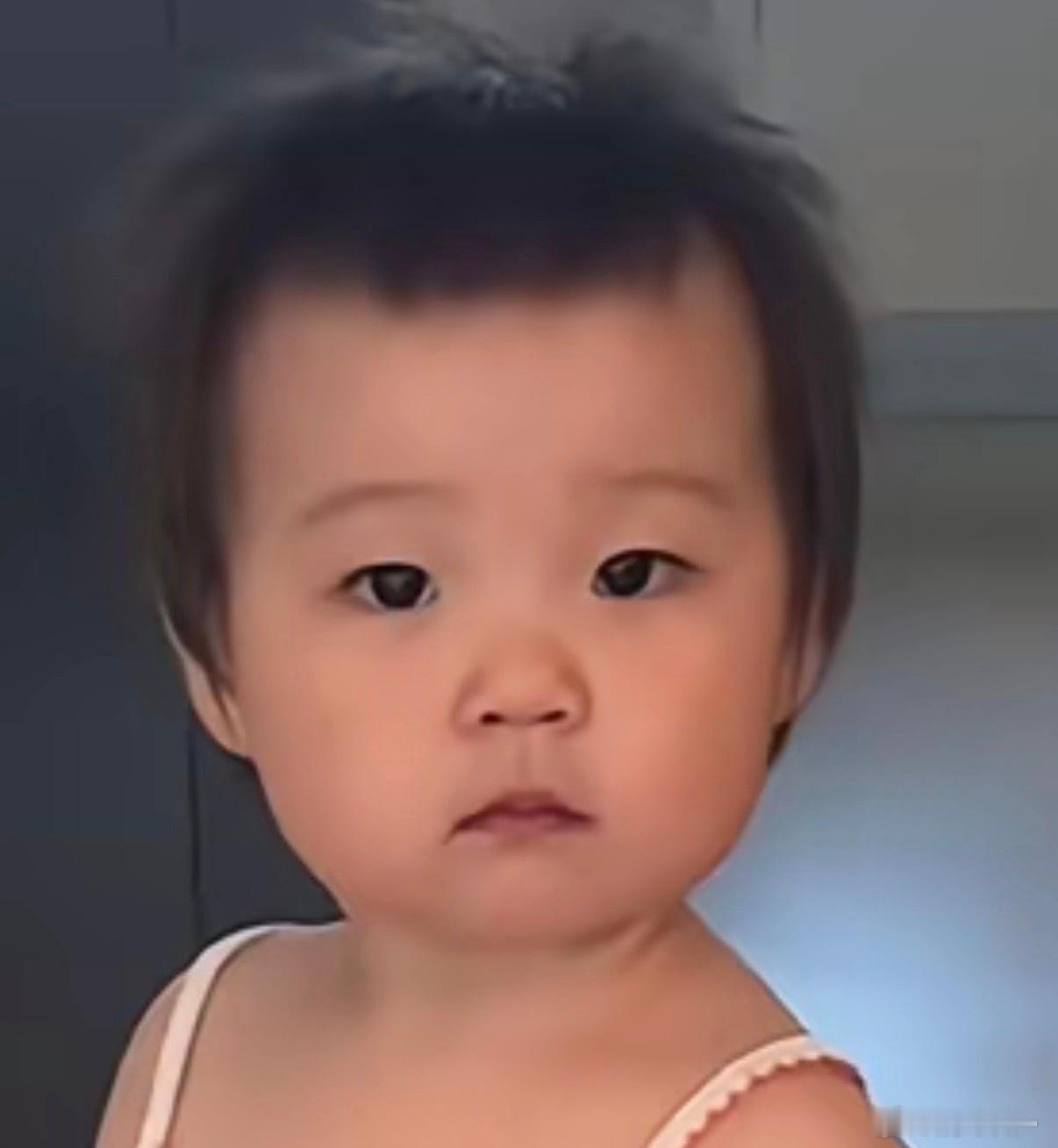 我在我们同事群里发小面表情包，我同事以为这是莎姐小时候还用来当头像 