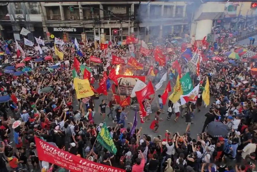 风水轮流转？随着政府的亲美政策遭遇民众的强烈反弹，小马科斯的支持率开始暴跌！
