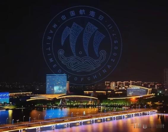 扬州明月湖直接把浪漫拉到天花板了！7月10日的扬州夜空被上千架无人机承包，专门为