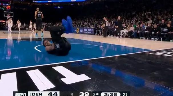 NBA季后赛西部首轮，掘金对阵森林狼的第四场比赛，上演了让人揪心的一幕。第二节还