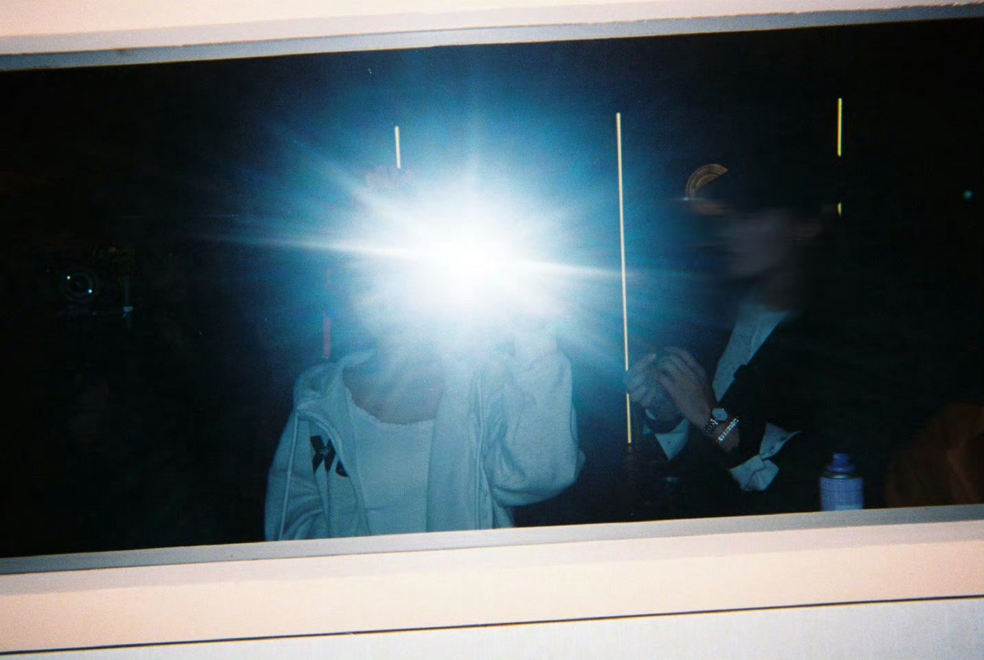 顶光下的黄霄云美到不真实！光影勾勒出她完美轮廓，歌声与光芒共舞成诗，这才是真正的