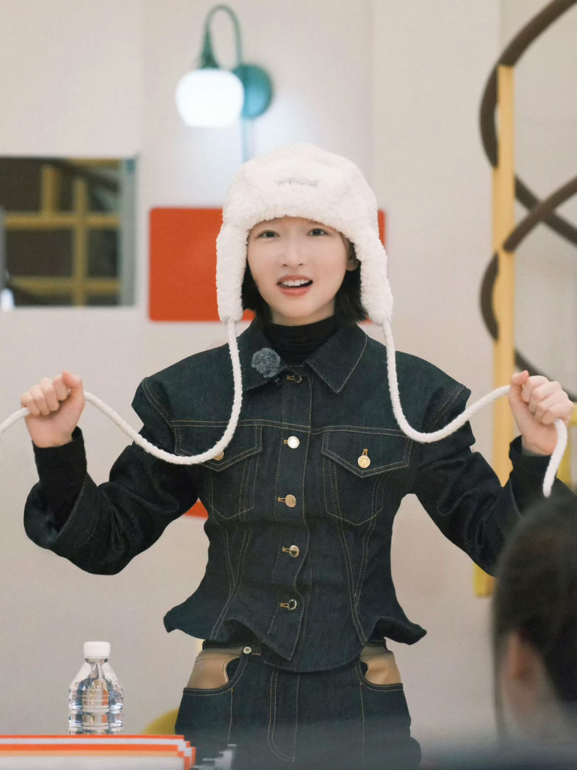 周五晚高疯年会显眼包大赏周五晚高疯 灯光下的光鲜背后，是不为人知的误解与质疑，周