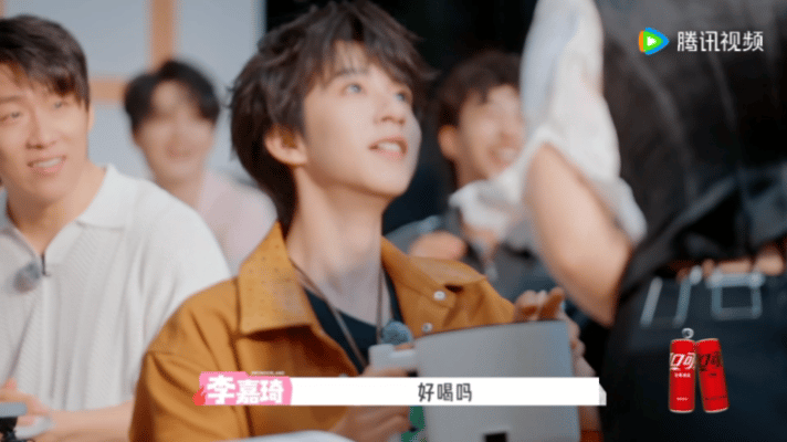 我上学吃东西就贺峻霖这样贺峻霖沉浸式嗦面五十公里桃花坞6 李嘉琦都走到桌边了还埋