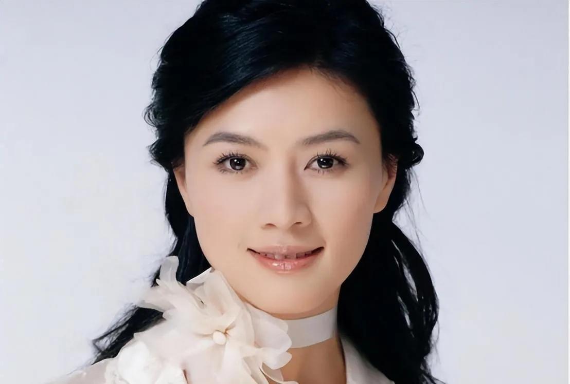 田海蓉，一个从娱乐圈新人逐渐成长为亿万富豪之妻的女性，她的成长历程充满了坎坷与挑