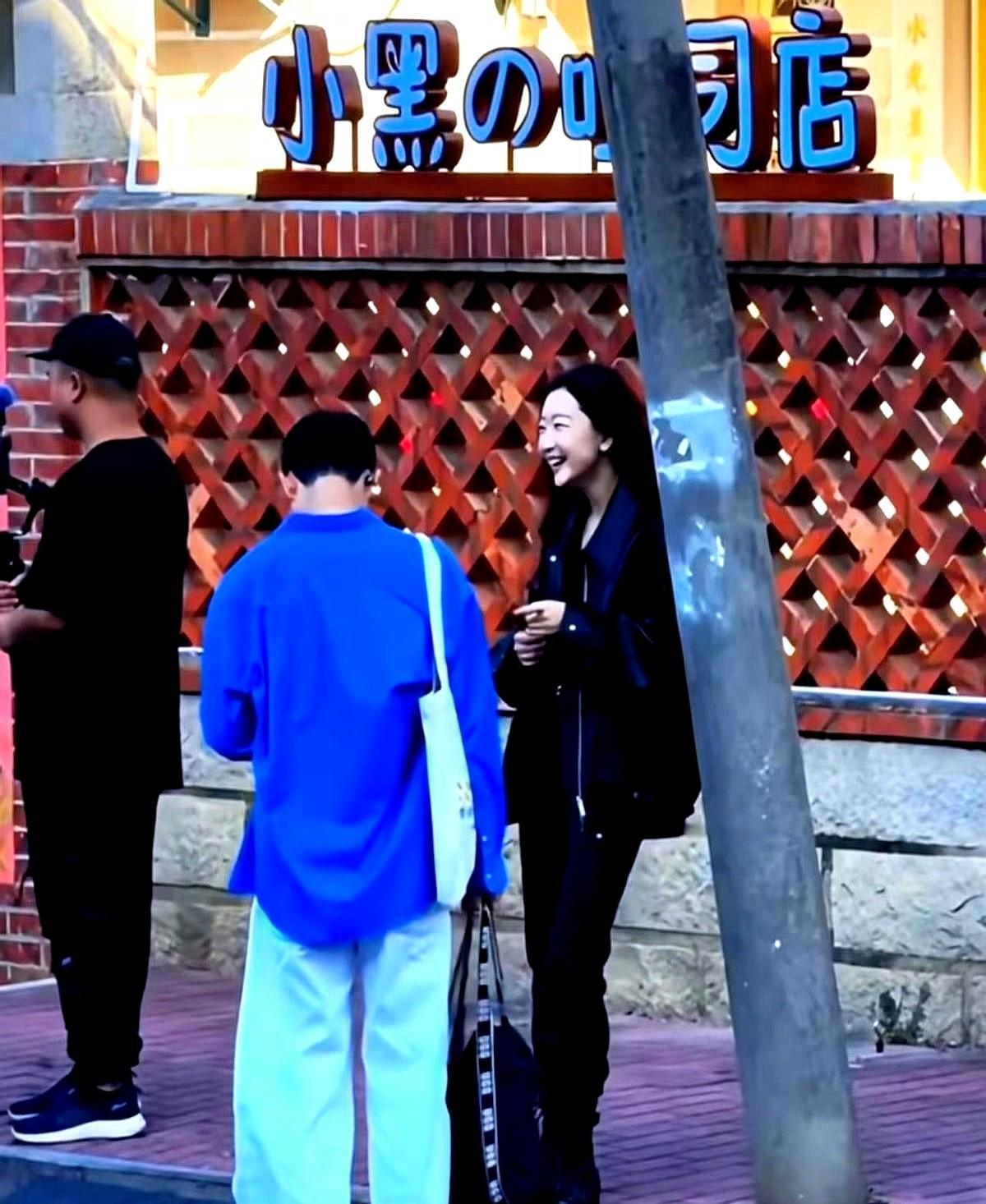 她抬下巴，观众炸锅。

泉州南俊巷，周冬雨穿黑皮衣、踩链条靴，冷脸走得飞快，视频