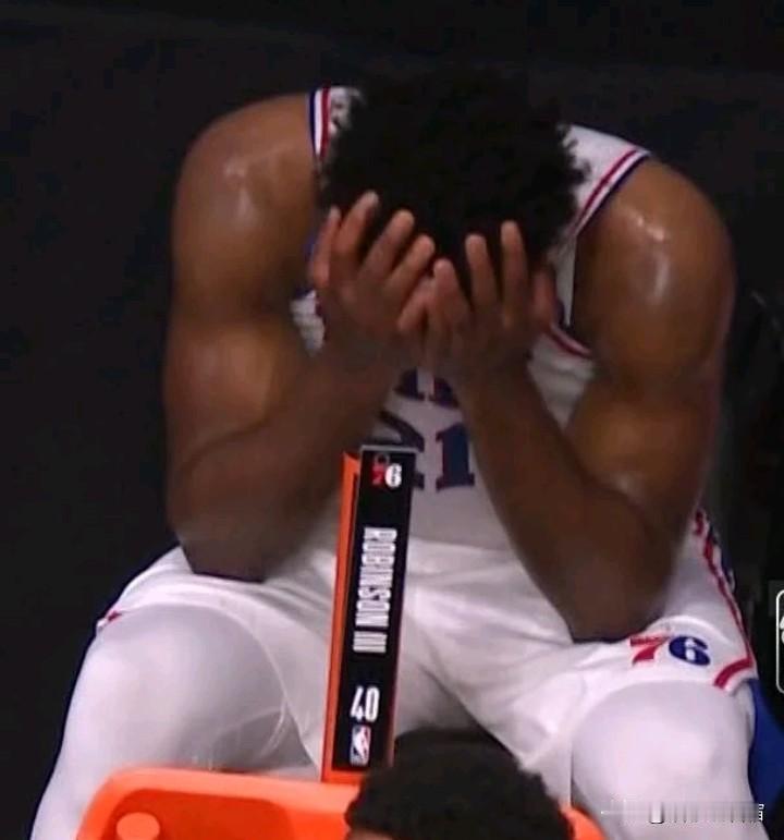 随着恩比德最近几天活跃度猛增，美国网友立马搬出恩比德的伤病史，像破案一样证明他才