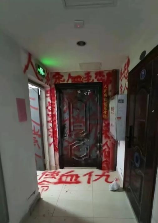 太吓人了！早起送外卖撞见这场景，腿都软了！
 
大清早跑外卖，到客户门口直接给我