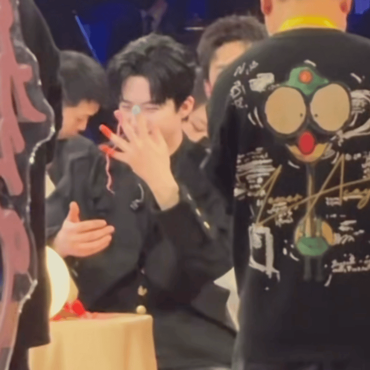 摩登兄弟  萌男行为反正手是不能闲着的