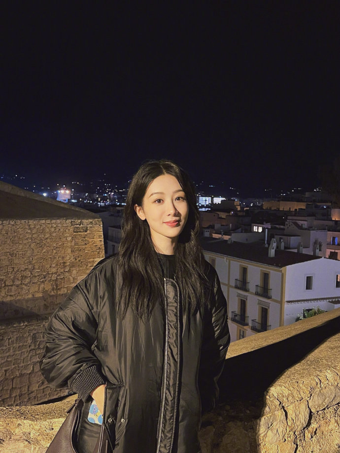 #杨紫旅行九宫格# #杨紫黑色棉服黑长直# 杨紫旅行九宫格，是黑色棉服黑长直，溢