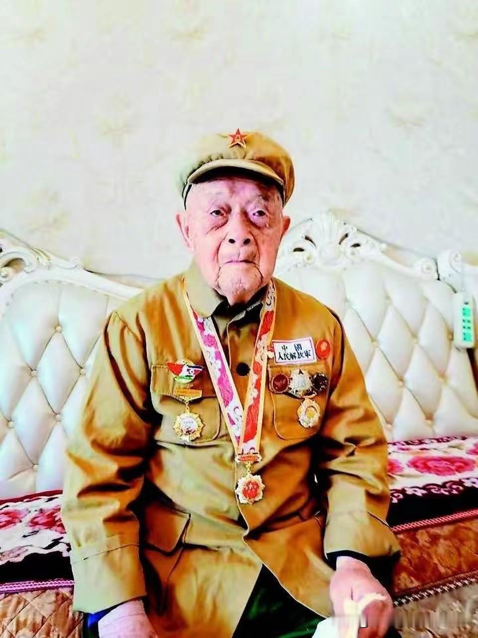 抗战老兵蒋诚，在上甘岭战役创下奇功‌。1952年，蒋诚作为志愿军12军机炮连副班