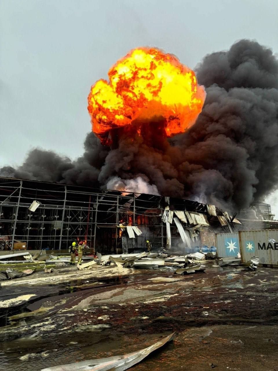 贝尔谢巴化工厂二次爆炸的近距离场景玻利瓦尔英雄之地美海军第五舰队设施遭精准打击