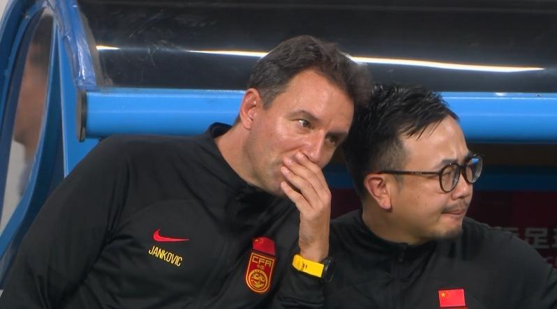 国足0-1不敌叙利亚，现场球迷倒戈了，叙利亚主帅的话更是令人羞愧难当。
对手主帅