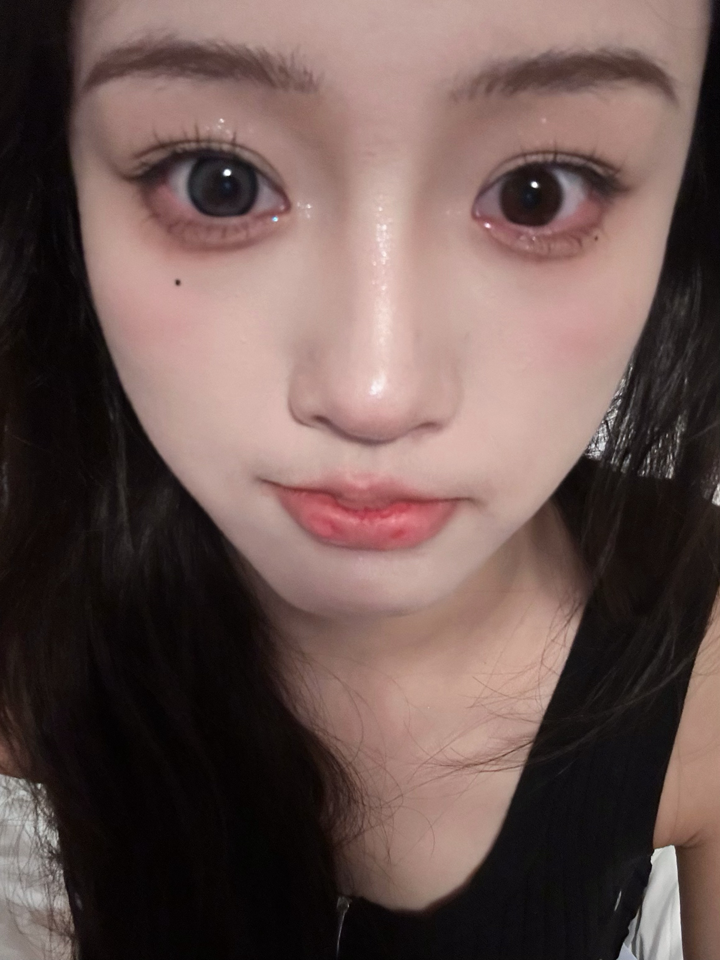 超级喜欢的一个妆容！晚上准备卸妆前发现美瞳不见了在眼睛里一顿扒拉，后来发现是揉眼