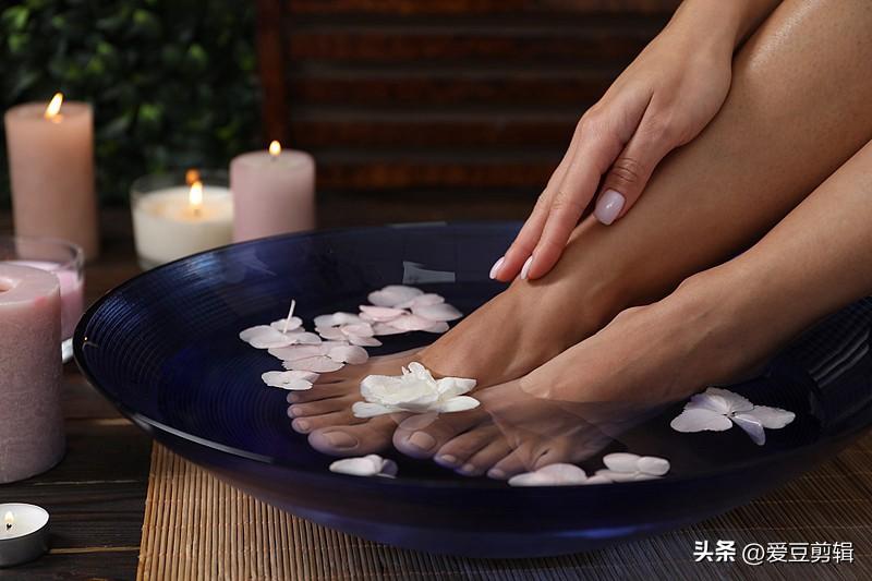 一个人打发时间，方式超多样。要是想躺平放空，那就刷点老纪录片、综艺，像《老友记》