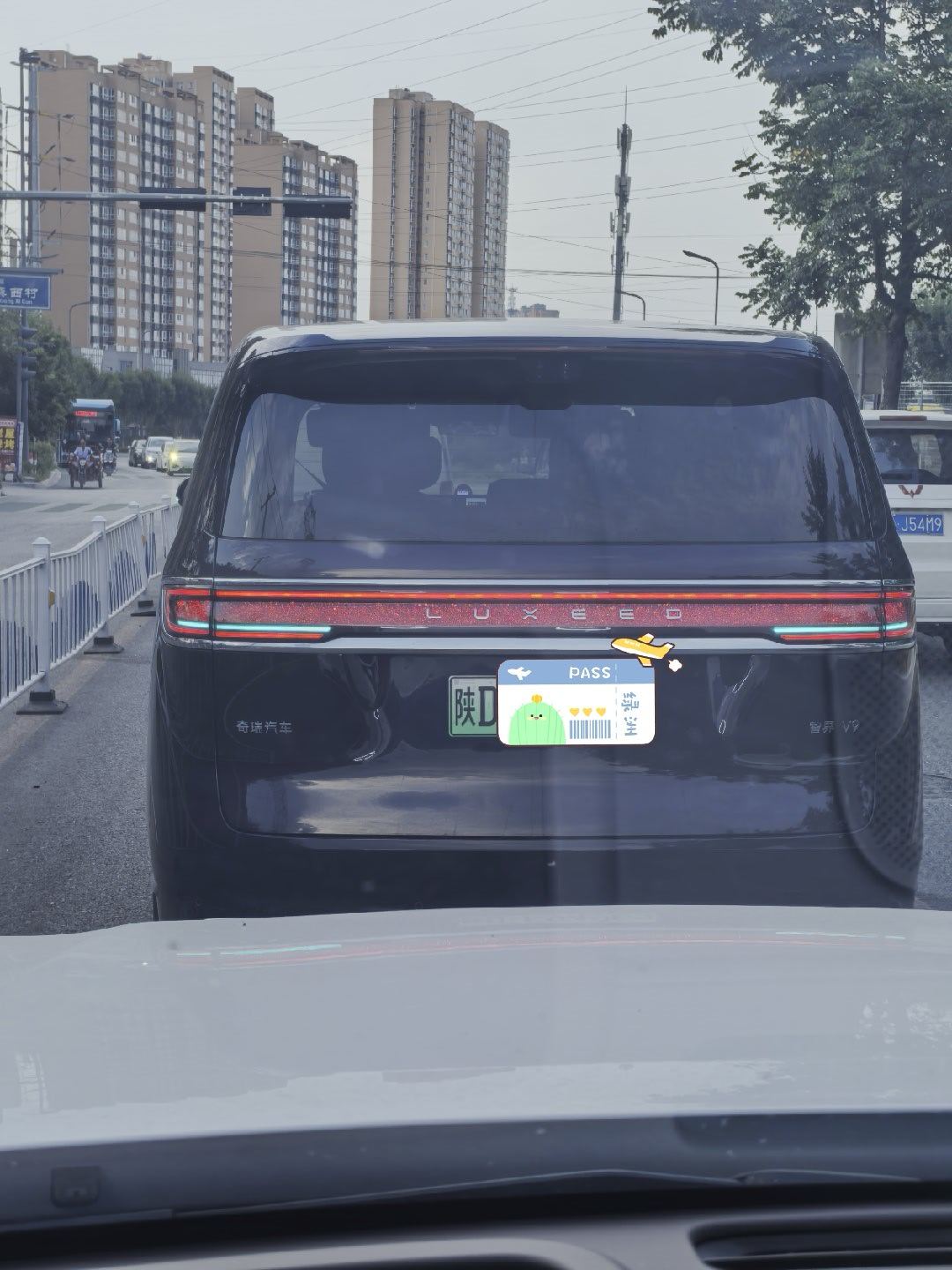 路上第一次看到智界V9，这个后尾灯还是很漂亮很有辨识度的。 