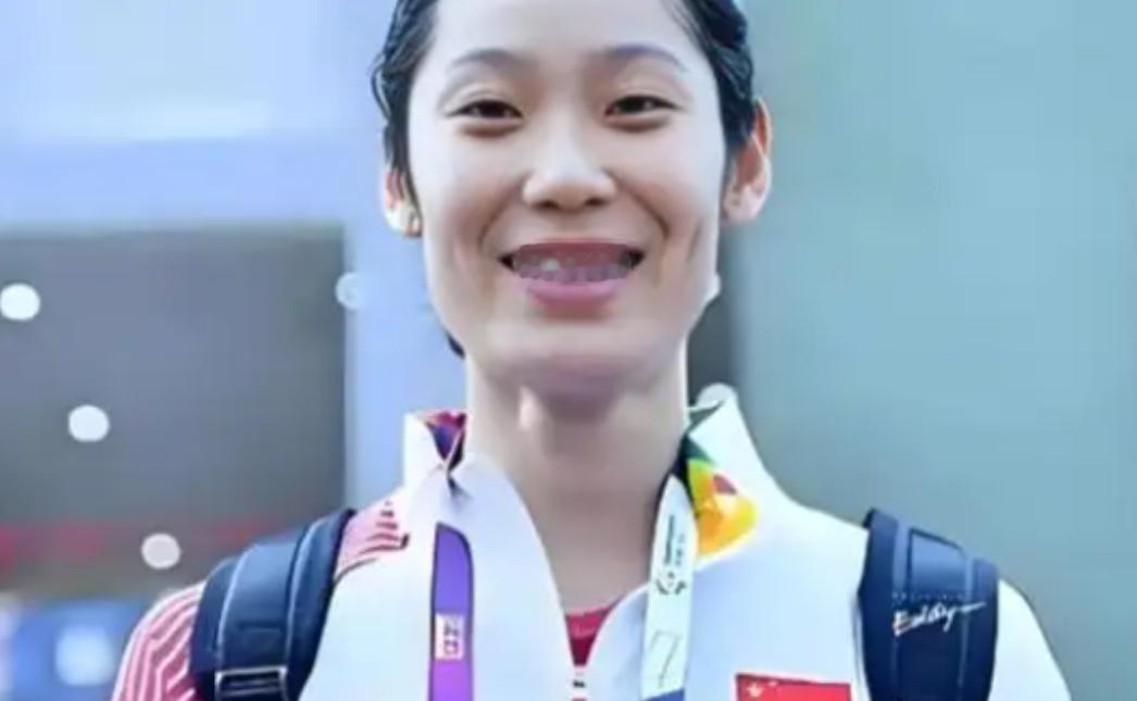 朱家六个孩子，五个女儿一个儿子，朱婷排老三。大姐朱娟英身高1米87，放哪儿都是块