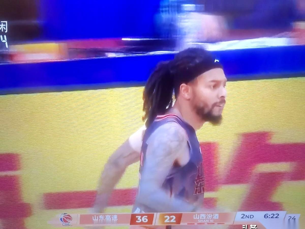 山东高速的主场，大比分领先，珀塞尔的一波流进攻几乎把比赛变成了表演赛。本来是场没