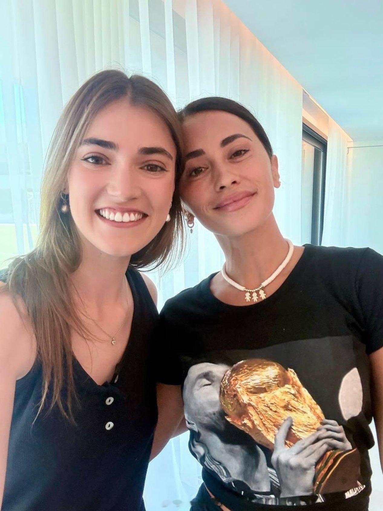 👧安东内拉（梅西的妻子）身穿一件印有梅西亲吻世界杯奖杯图案的黑色T恤 ……🐐