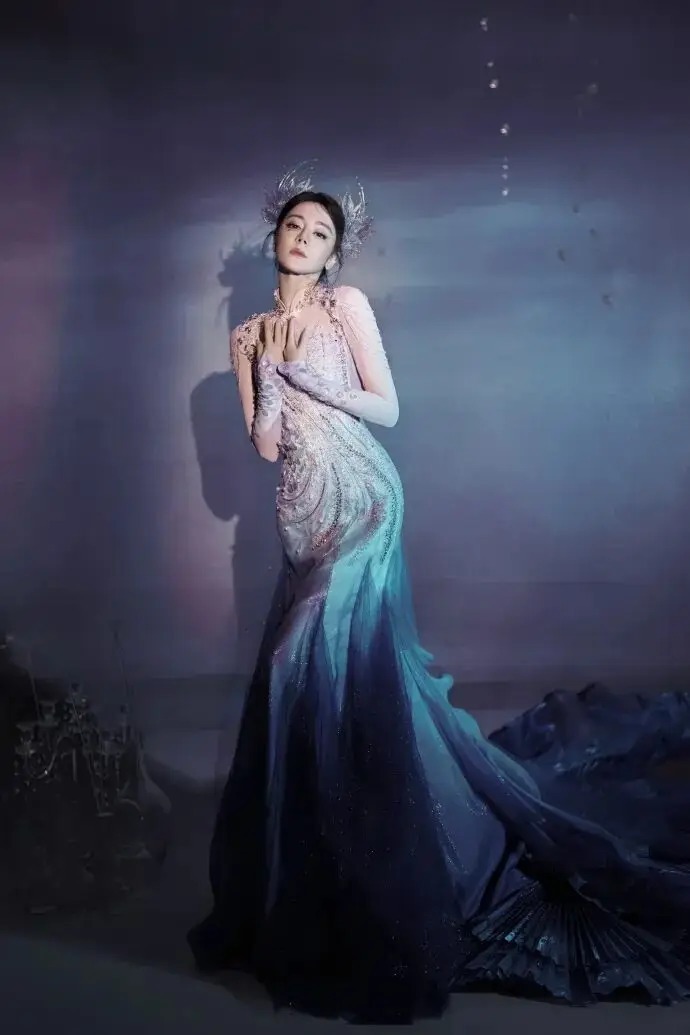 曝迪丽热巴签约天伊娱乐 顶流去向引热议，真相是热巴告别嘉行后自立门户，无签约新公