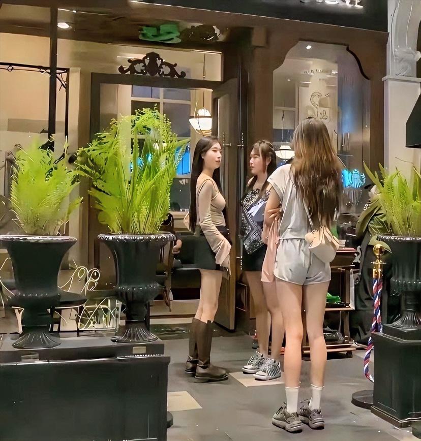 现在的女孩身材确实不错