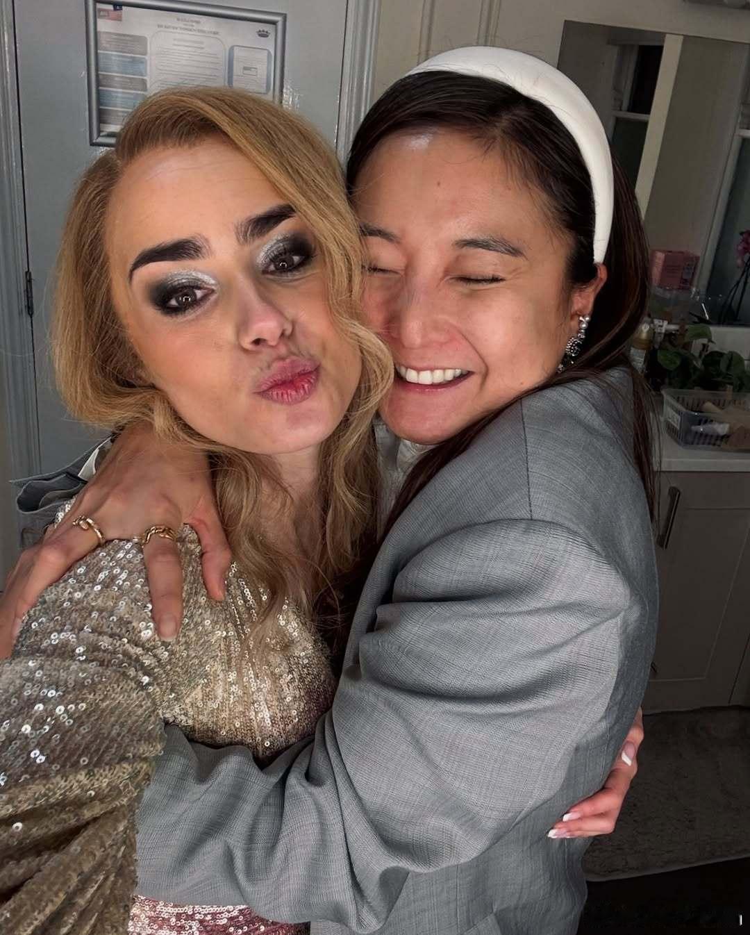 lily collins莉莉柯林斯为好姐妹Ashley Park庆生，晒出两人相