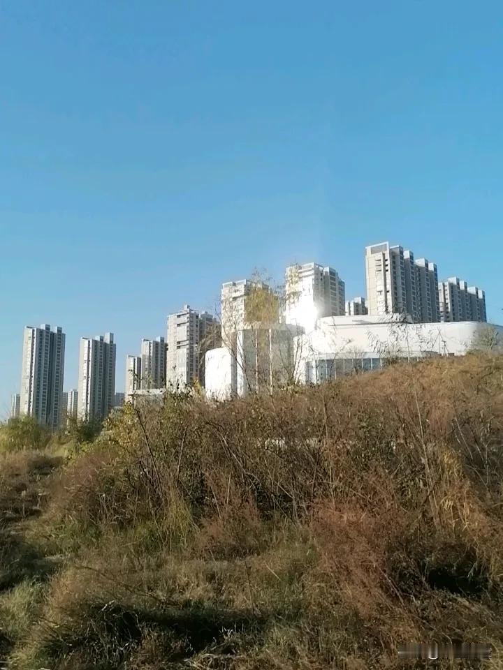 人与自然，湖景房的确有它美妙的寓意。打开窗户可以看到美丽的西流湖，呼吸那顺畅而清