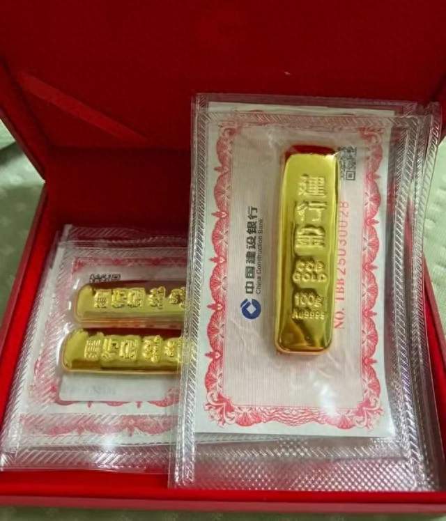 金价跌至894，有人吓得卸载APP，有人却挤爆金店捡便宜