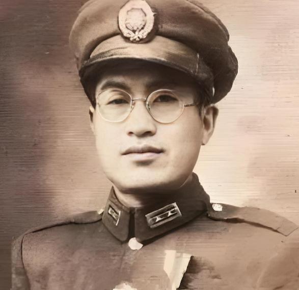 1974年11月，台北郊区。

一间四面漏风的铁皮屋里，一个老人死了。

破旧木