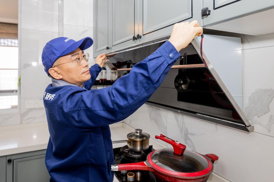 业主沟通、方案拍板，厨电选择…这不是何亚东首次带队上门服务，在老板电器厨改服务第