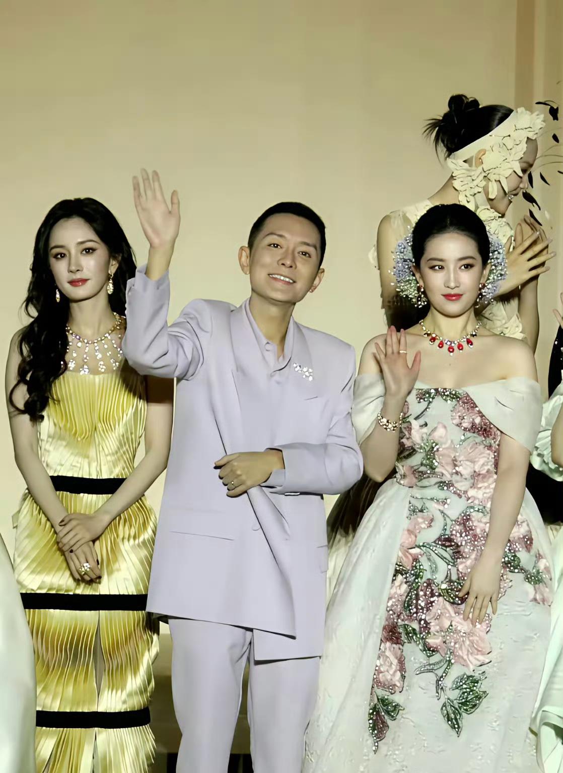 前晚VOGUE盛典上，杨幂和刘亦菲同场零交流，大合影时站一起也互不搭理，场面有点