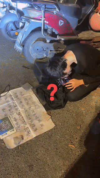 一名奇葩男子跪在街头乞讨要钱的时候，竟然还不忘给喜欢的美女主播打赏送礼物？
你这