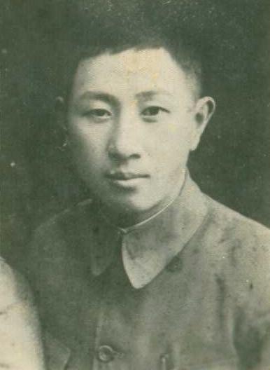1936年，西安事变中，22岁的侍卫翁自勉背着蒋介石往骊山跑，被打断了右脚踝，落