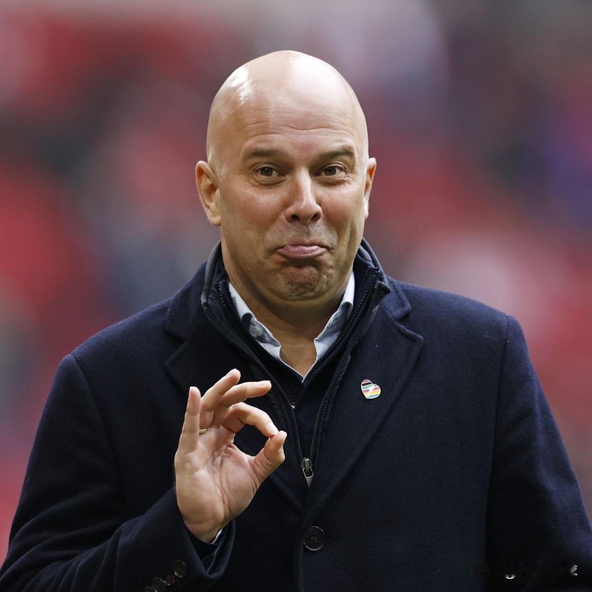 斯洛特成为执教英格兰俱乐部最快赢得10场欧冠胜利的主教练。
在欧洲赛事中更快达成