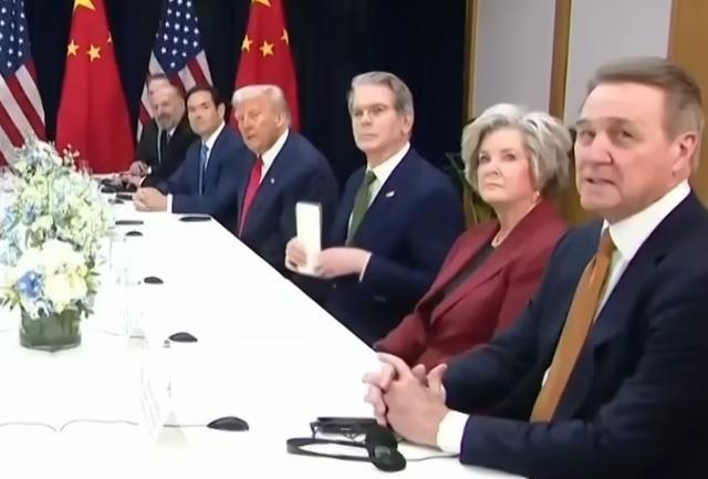 中美双方在韩国釜山进行会晤。现场照片显示，美方谈判桌上有7人，美国总统特朗普位于