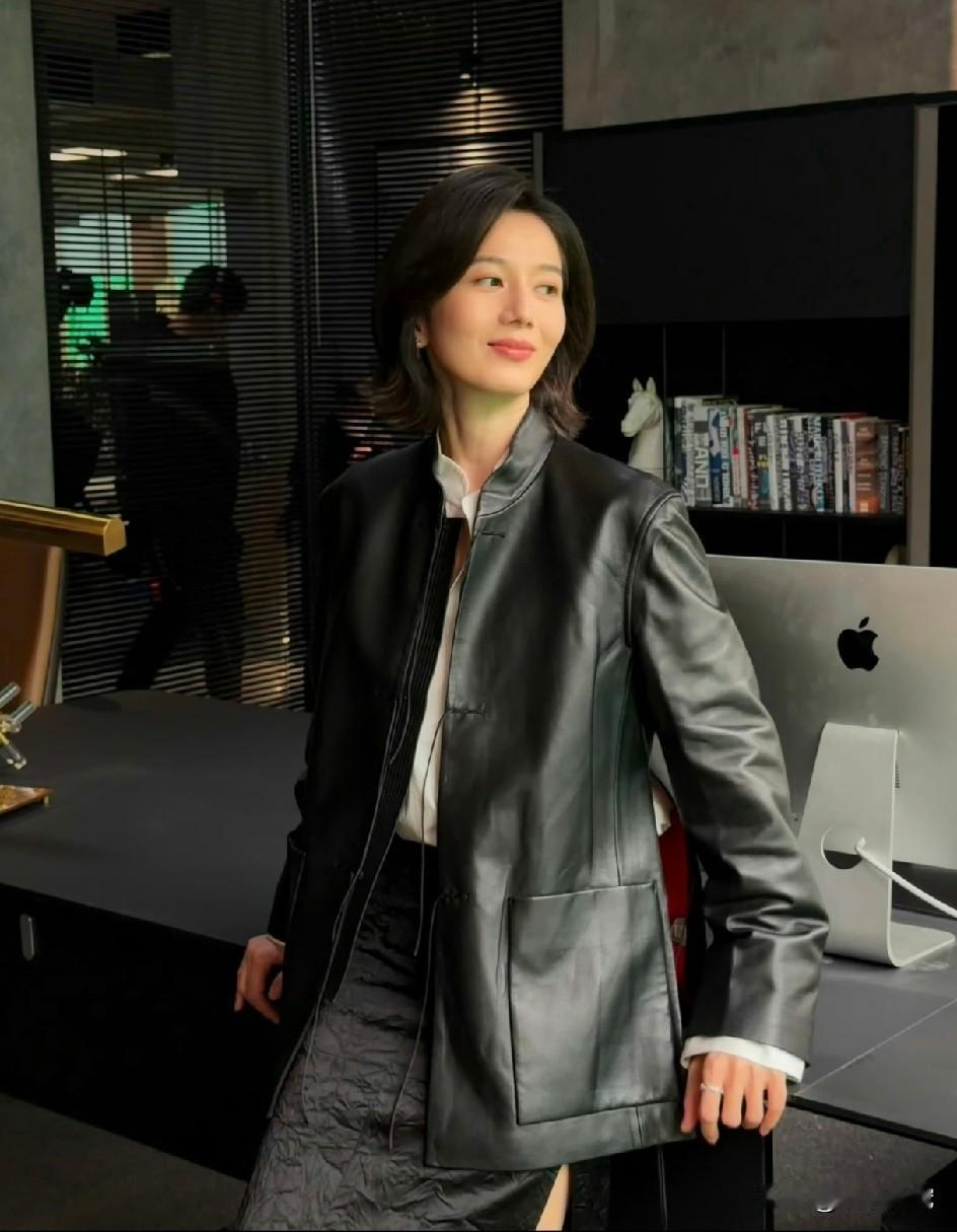 Tracy的衣品后劲儿还在持续！彭杨不愧是和井柏然有过吻戏的女人，情侣适配感比官