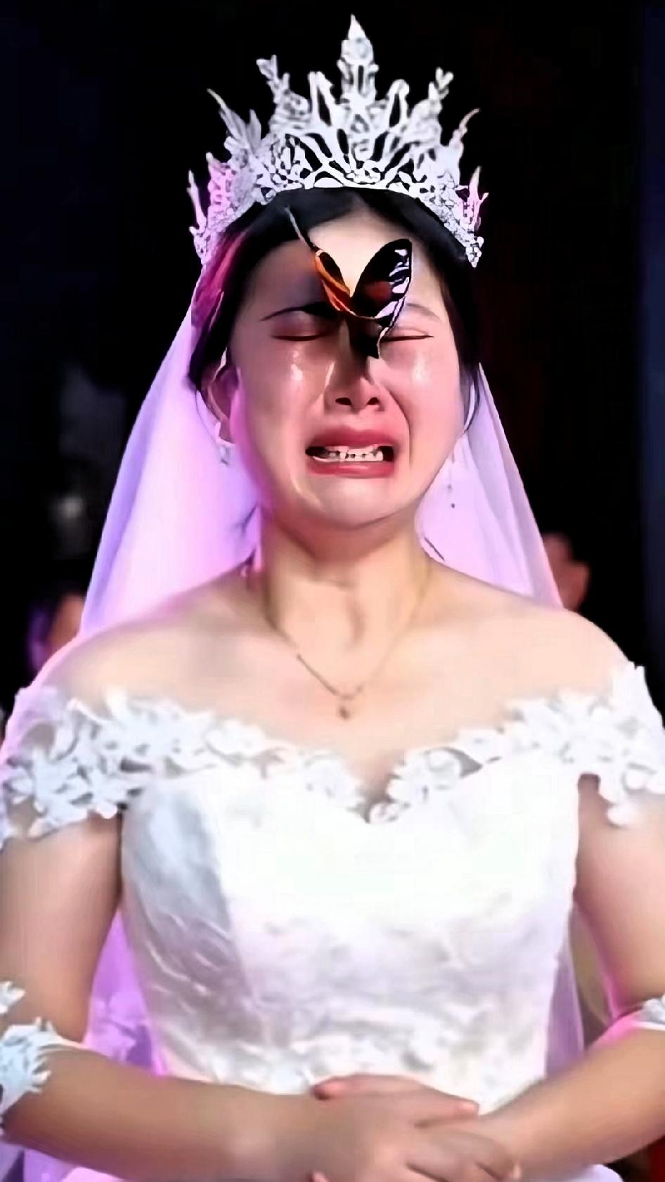 泪奔，看哭了，女子结婚当天，一只蝴蝶不偏不倚落在新娘脸上，新娘瞬间泪崩，哽咽着一