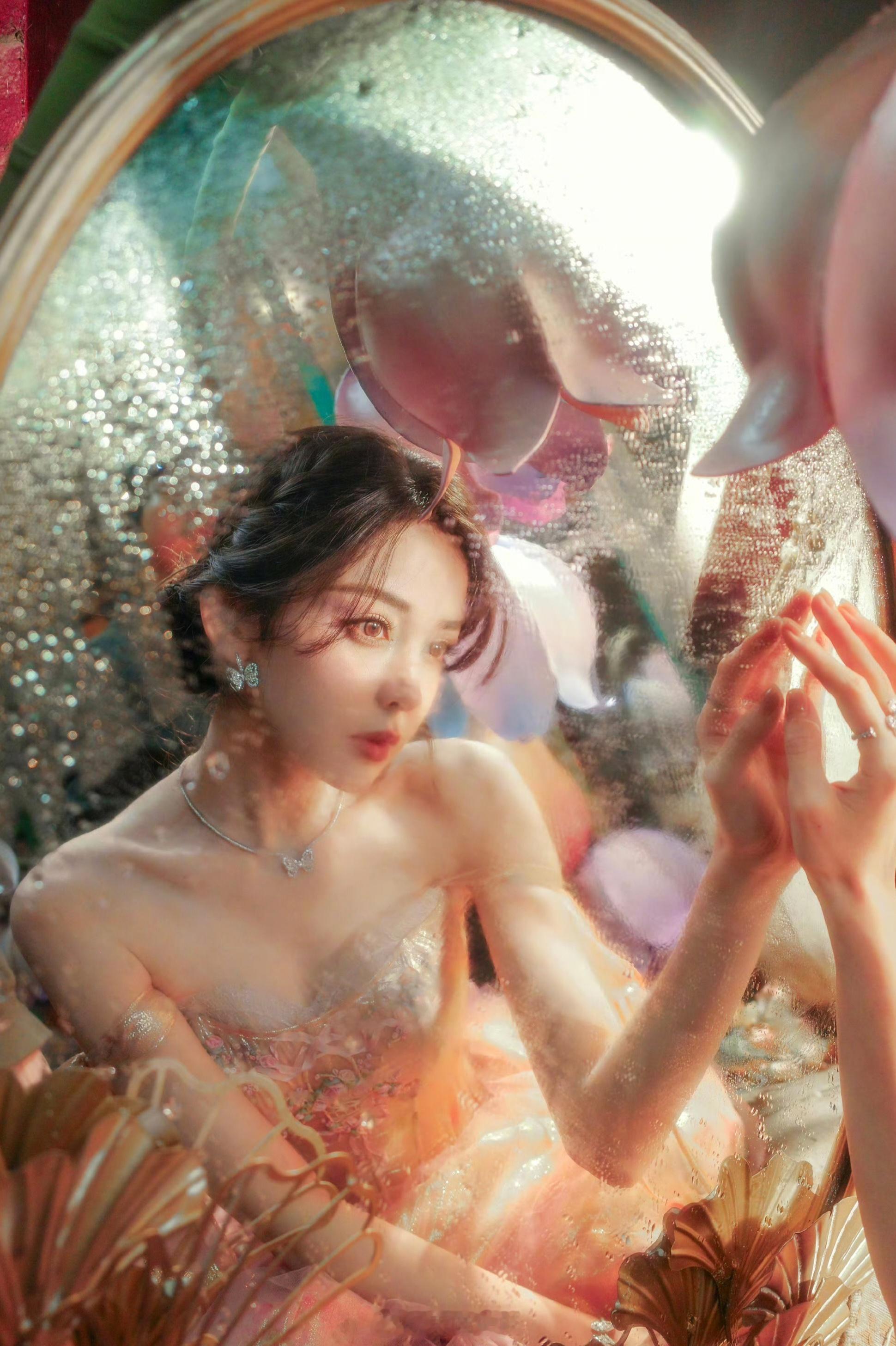 化身甜美花仙子闪耀灵动！美貌养眼——古力娜扎。每日明星美图分享 另外今天娱乐圈的