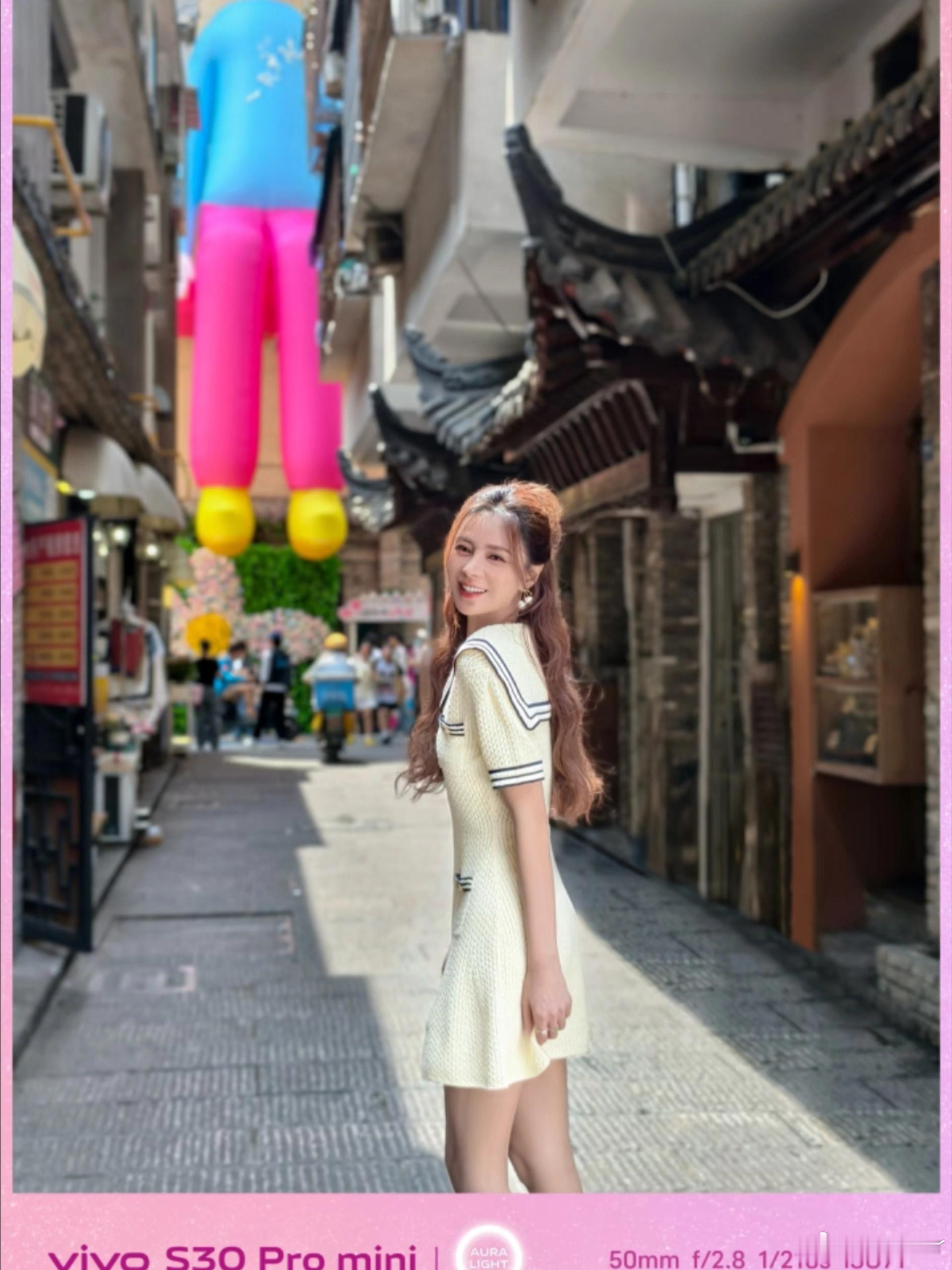 沈梦辰礼服配小白鞋 金鹰奖名场面来了，礼服配小白鞋，再加上那几步小跑，完全不端着