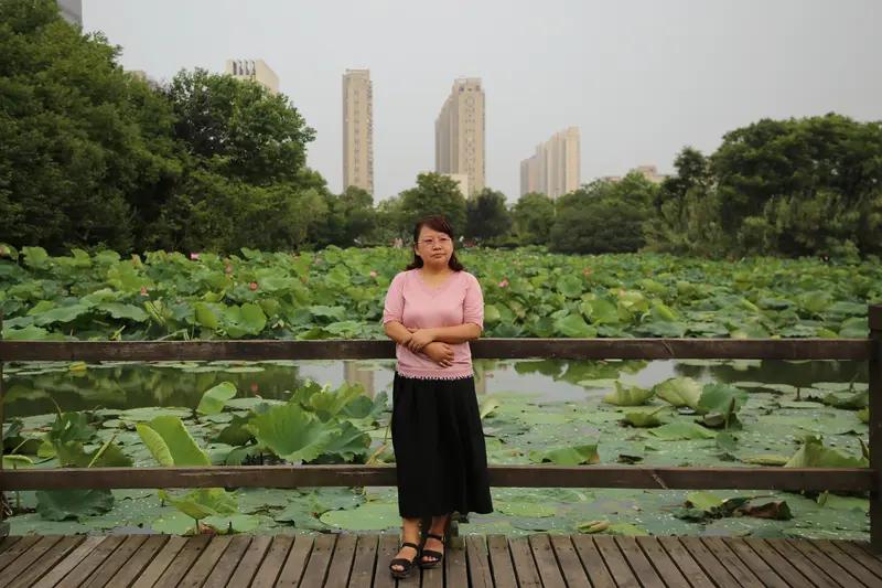 我身边有位1973年出生的阿姨，拥有23年工龄，去年12月刚刚退休。她对自己的退