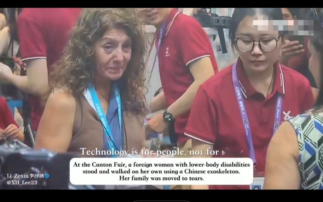 广交会上，一位下肢残疾的外国女性使用中国外骨骼独立站立并行走，她的家人感动得热泪