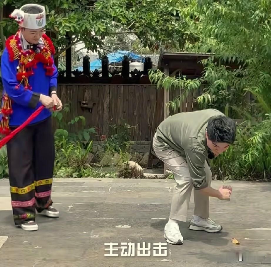 今天周一，与辉同行下午停播开例会。除了以往固定的流程外，董宇辉还特意请来专业的律