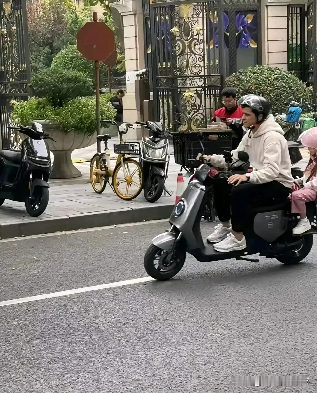 特谢拉骑着他的小毛驴带着女儿，环保是每一个人都应该有的意识，维护环境保护环境是每