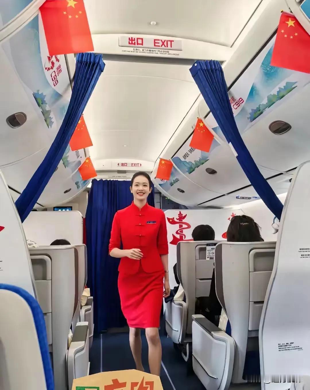 国庆佳节乘飞机
C九一九真霸气
机舱挂满五星旗
空中小姐更美丽

（网图侵删）#